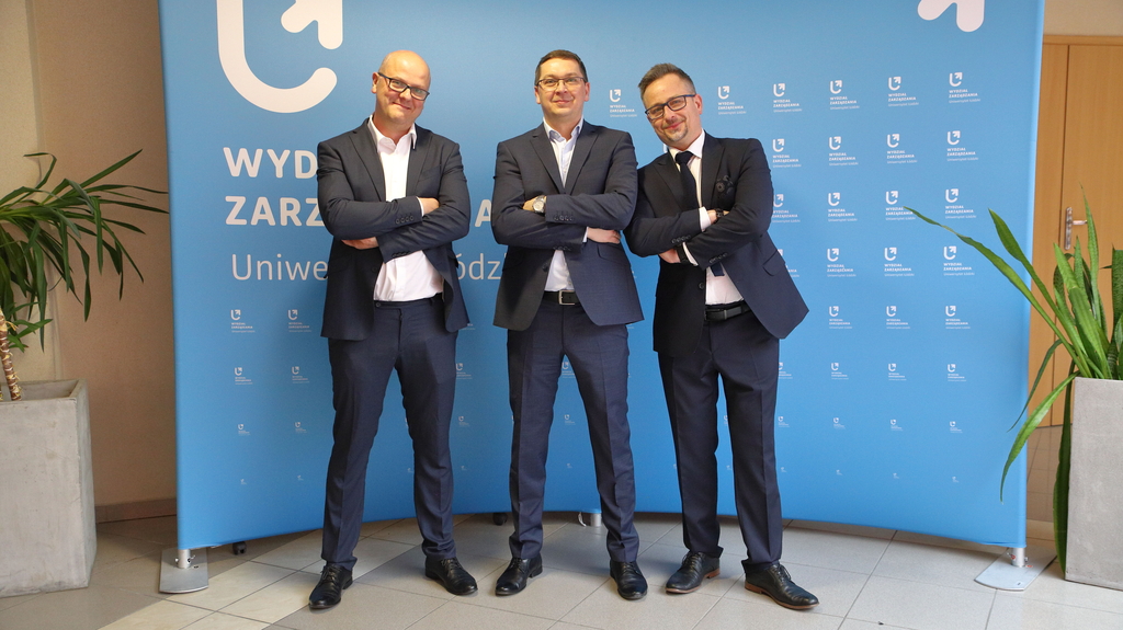 Trzej Absolwenci po obronie Capstone Project - 23. edycja MBA